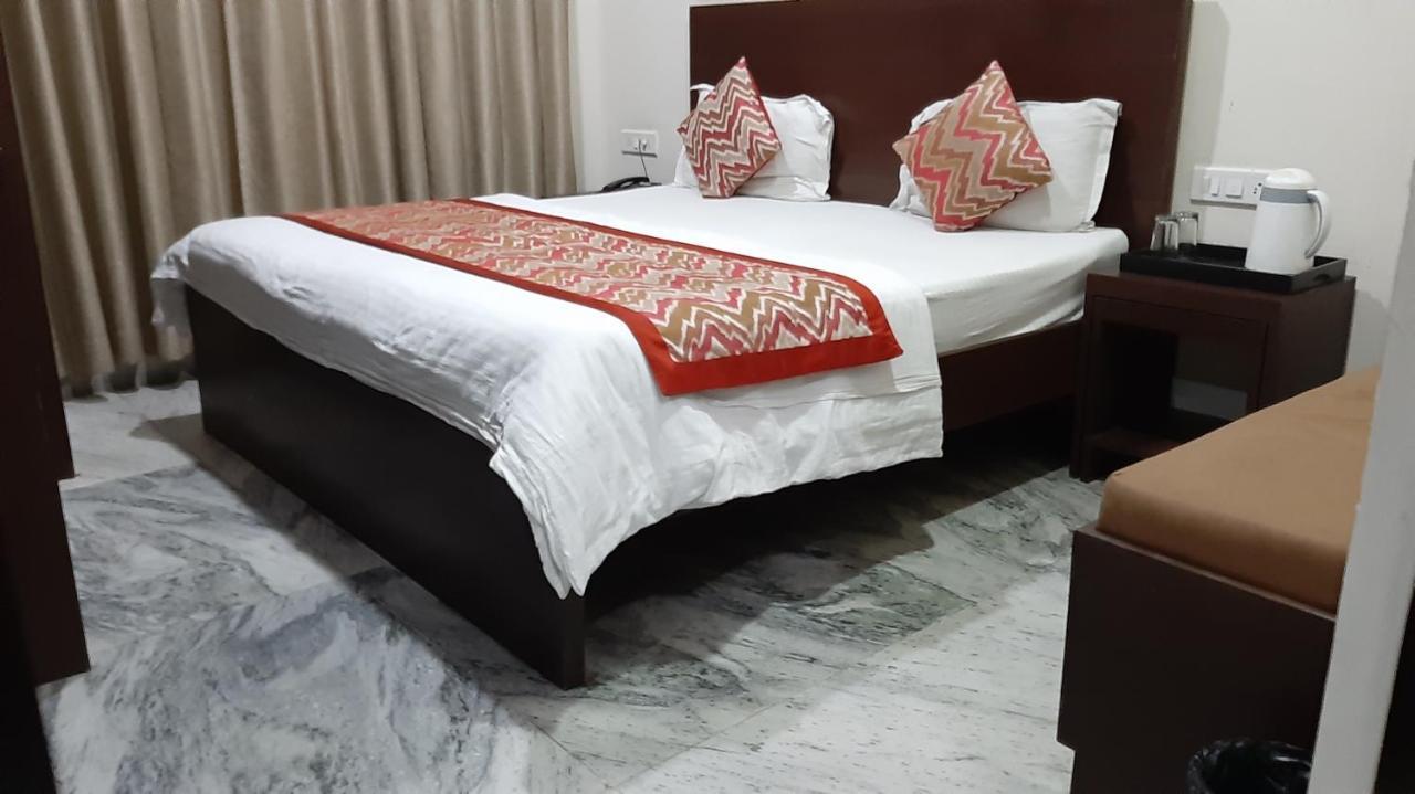Hotel Sar Kamla Dham Skd Vrindavan Fully Vaccinated Staff Exteriör bild