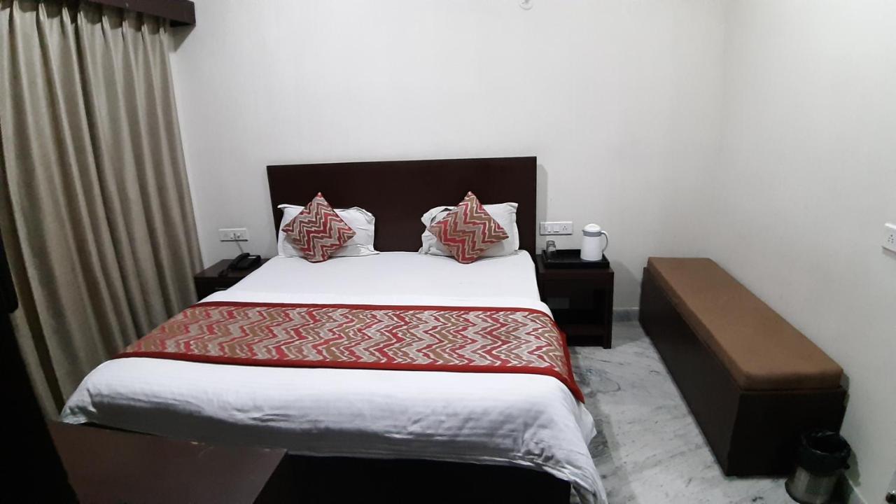 Hotel Sar Kamla Dham Skd Vrindavan Fully Vaccinated Staff Exteriör bild
