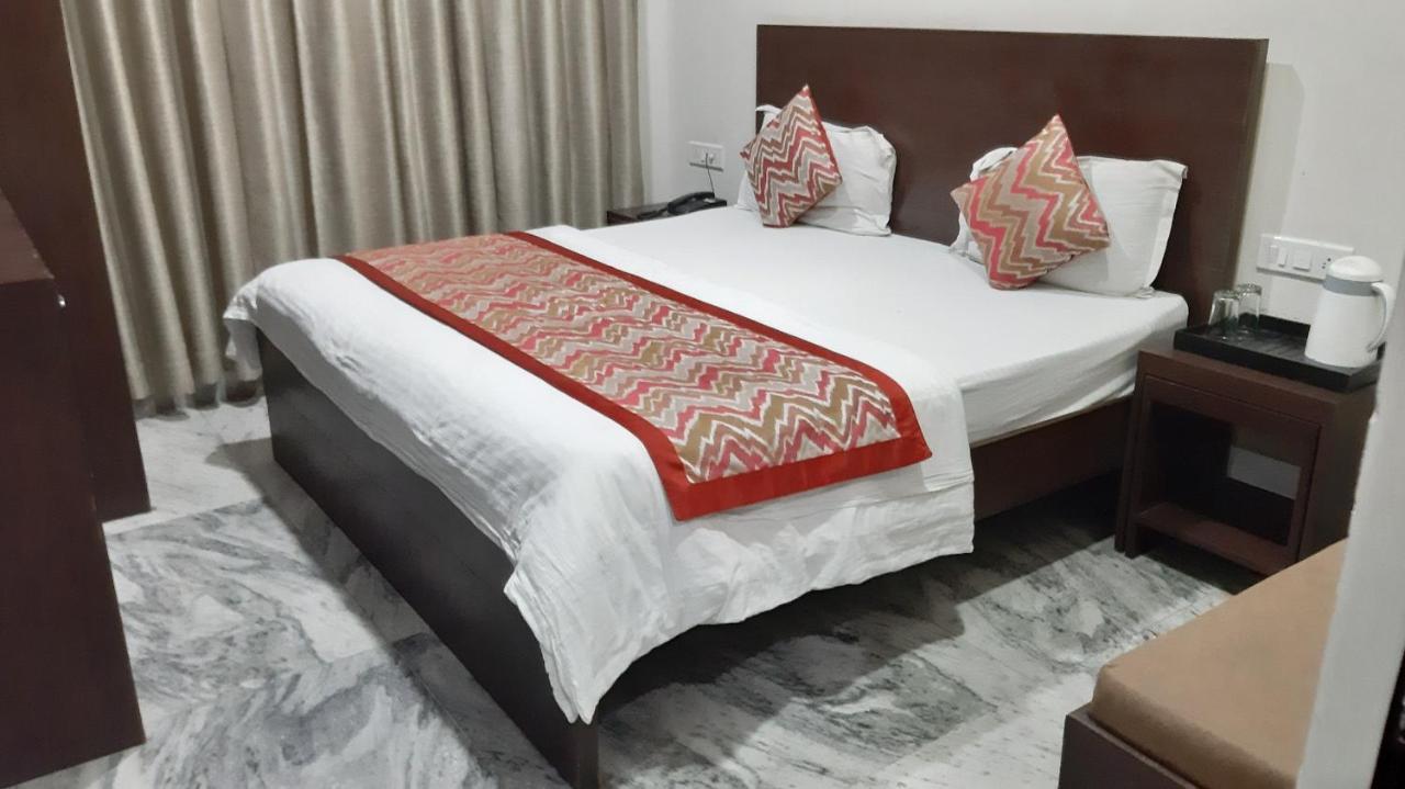 Hotel Sar Kamla Dham Skd Vrindavan Fully Vaccinated Staff Exteriör bild