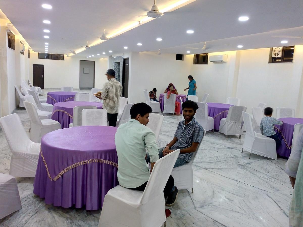 Hotel Sar Kamla Dham Skd Vrindavan Fully Vaccinated Staff Exteriör bild