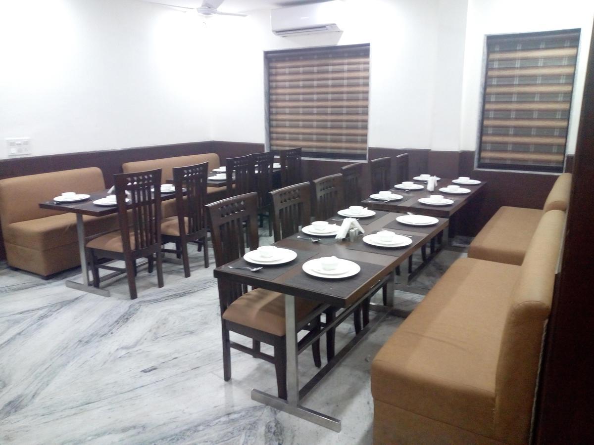 Hotel Sar Kamla Dham Skd Vrindavan Fully Vaccinated Staff Exteriör bild