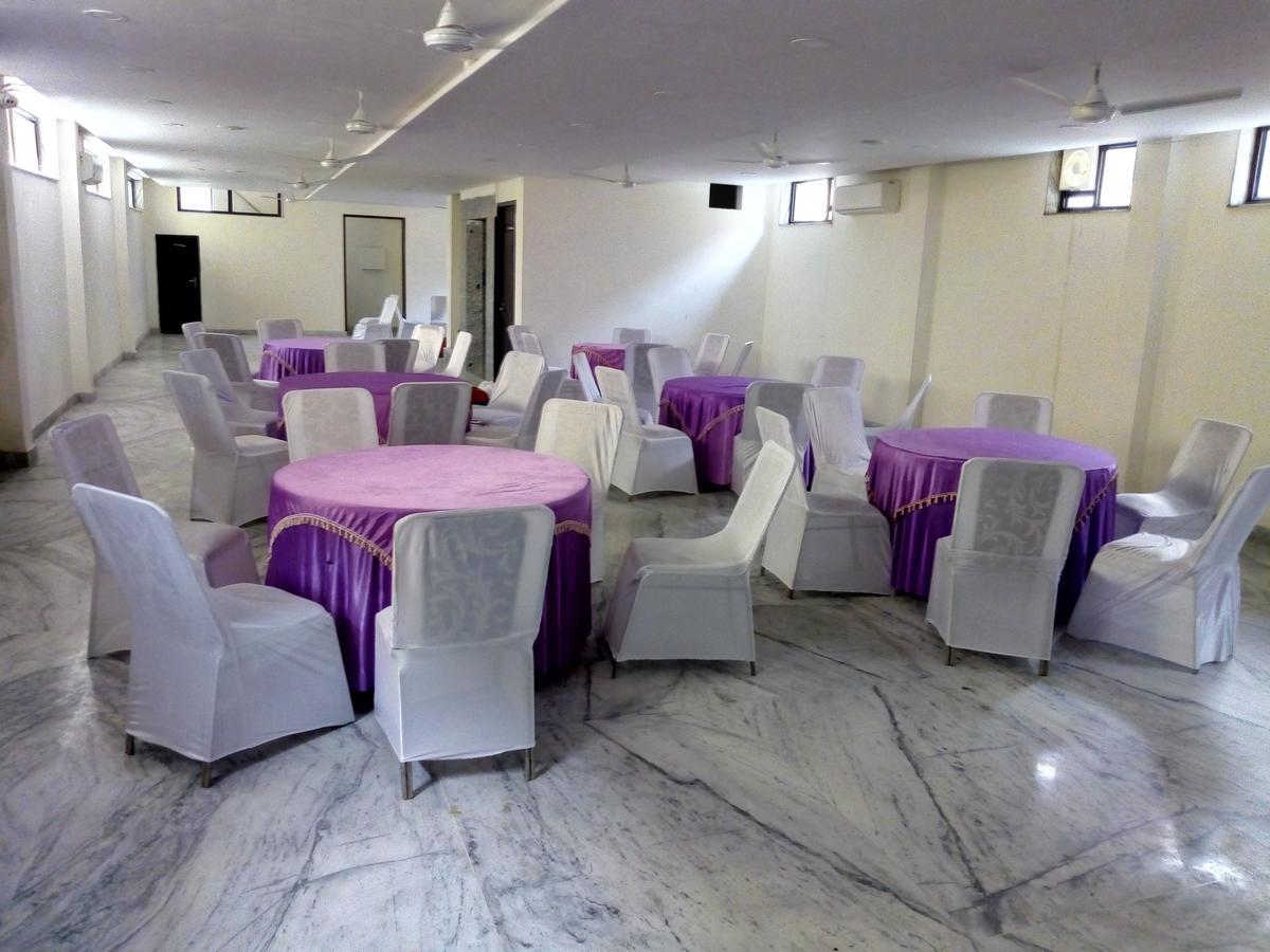 Hotel Sar Kamla Dham Skd Vrindavan Fully Vaccinated Staff Exteriör bild